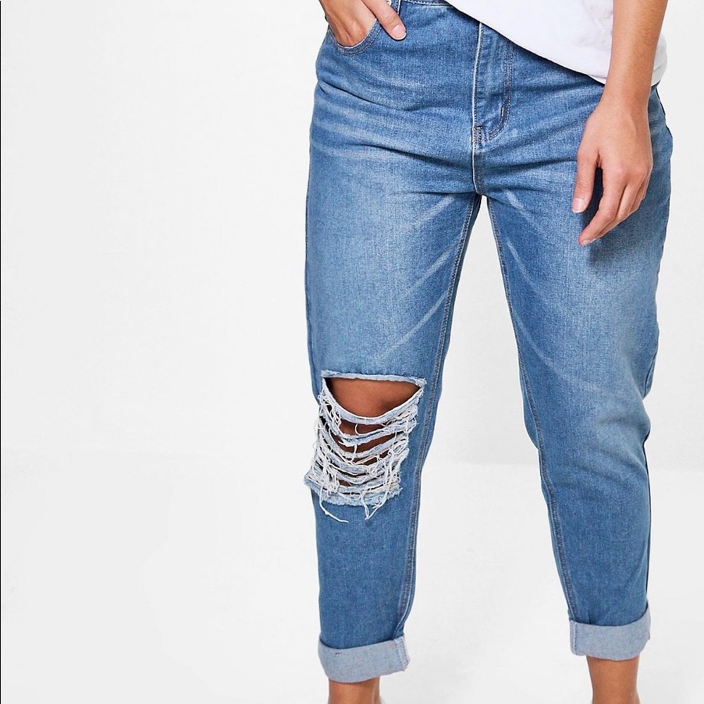 PLUS SIZE RIPPED BOYFRIEND JEANS